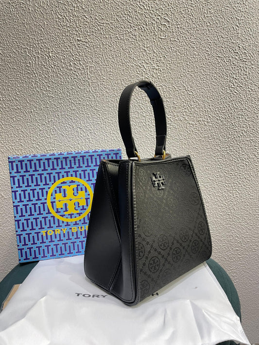 BOLSO PEQUEÑO TIPO CUBO CON MONOGRAMA TORY B. 241101 (Foto de Referencia)