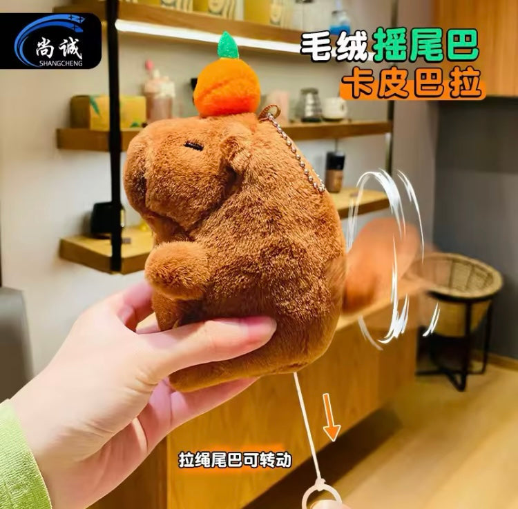 Llavero Capibara con fruta en la cabeza y colita vibratoria de 14cm calidad premium 2002 mr5566